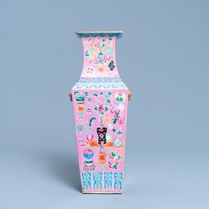 A square Chinese pink-ground famille rose 'antiquities' vase, 19th C. — photo 4