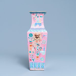 A square Chinese pink-ground famille rose 'antiquities' vase, 19th C. — photo 5