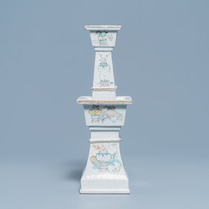 A square Chinese qianjiang cai 'antiquities' candlestick, 19th C. — 照片 1