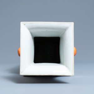 A square Chinese qianjiang cai 'antiquities' vase, 19th C. — photo 5