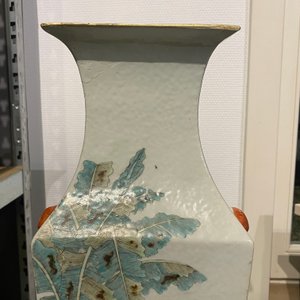 A square Chinese qianjiang cai vase and a pair of Samson famille verte vases, 19th C. — 照片 15
