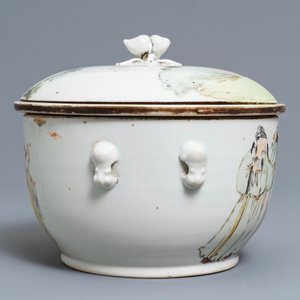 A square Chinese qianjiang cai vase and a tureen and cover, 19/20th C. — photo 9
