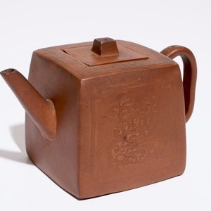 A square Chinese Yixing teapot and cover, 19th C. — photo 1