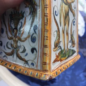 A square Italian maiolica bottle vase, Urbino, 16th C. — photo 8