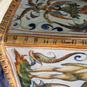A square Italian maiolica bottle vase, Urbino, 16th C. — photo 9
