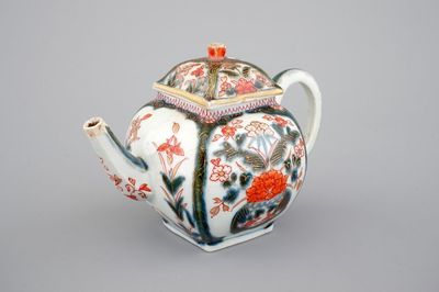 Een vierkante Japanse porseleinen Imari theepot, 17/18e eeuw