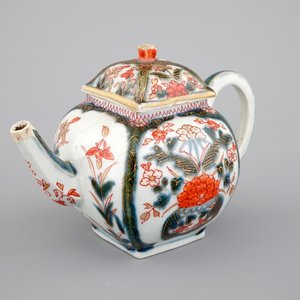 Une théière carrée en porcelaine de Japon, Imari, 17/18ème — photo 1