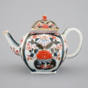 Une théière carrée en porcelaine de Japon, Imari, 17/18ème — photo 2
