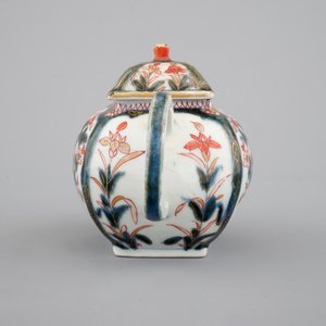 Une théière carrée en porcelaine de Japon, Imari, 17/18ème — photo 3