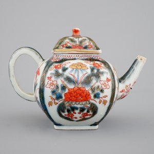 Une théière carrée en porcelaine de Japon, Imari, 17/18ème — photo 4