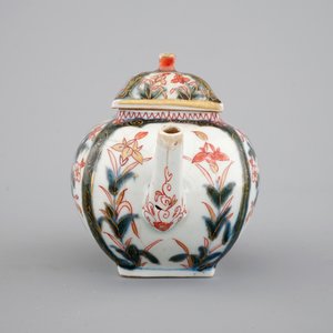 Une théière carrée en porcelaine de Japon, Imari, 17/18ème — photo 5