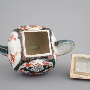 Une théière carrée en porcelaine de Japon, Imari, 17/18ème — photo 6