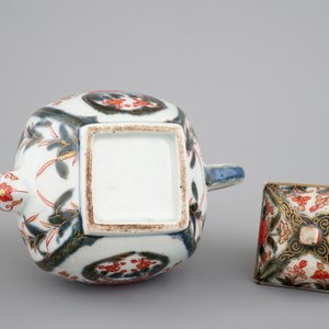 Une théière carrée en porcelaine de Japon, Imari, 17/18ème — photo 7