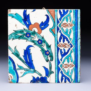 A square polychrome Iznik 'Saz Leaf' tile, Turkey, 19th C. — photo 1