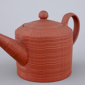 A Staffordshire redware teapot and cover, 18th C. — photo 2