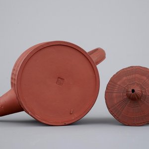 A Staffordshire redware teapot and cover, 18th C. — photo 3