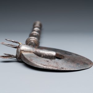 A steel Mughal-style antelope-shaped axe, India, 18/19th C. — photo 8