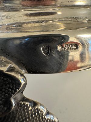 A sterling silver tantalus with three crystal-cut bottles and stoppers, 19/20th C. — photo 1