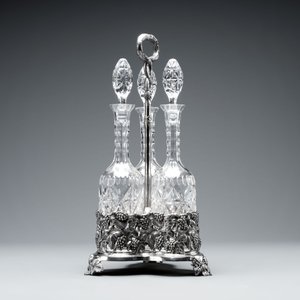 A sterling silver tantalus with three crystal-cut bottles and stoppers, 19/20th C. — photo 2