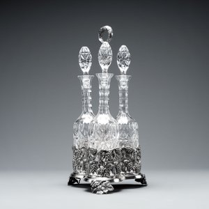 A sterling silver tantalus with three crystal-cut bottles and stoppers, 19/20th C. — photo 3