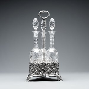 A sterling silver tantalus with three crystal-cut bottles and stoppers, 19/20th C. — photo 4
