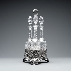 A sterling silver tantalus with three crystal-cut bottles and stoppers, 19/20th C. — photo 5