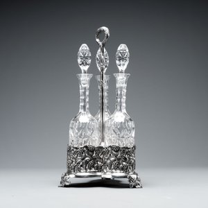 A sterling silver tantalus with three crystal-cut bottles and stoppers, 19/20th C. — photo 6