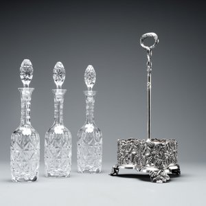 A sterling silver tantalus with three crystal-cut bottles and stoppers, 19/20th C. — photo 7