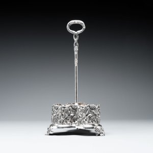 A sterling silver tantalus with three crystal-cut bottles and stoppers, 19/20th C. — photo 9