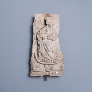 A stone relief depicting a Virgin with Child, dated 1489 — 照片 1