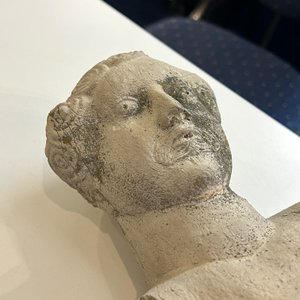 A stone sculpture of a man with the Freemasonry logo, probably France, 18th C. — 照片 7