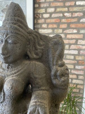 A stone sculpture of Lakshmi, India, 13/15th C. — 照片 5