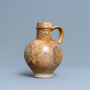 A stoneware jug with three armorial medallions, Raeren, ca. 1600 — 照片 2
