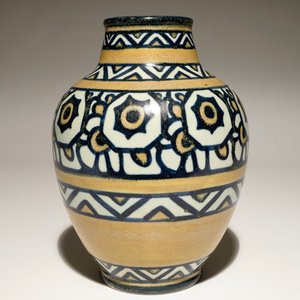 A stoneware vase with stylised flowers, Charles Catteau for Boch Frères Keramis, ca. 1924 — photo 4