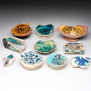 A study collection of ten Islamic pottery fragments, 12th C. and later — 照片 1