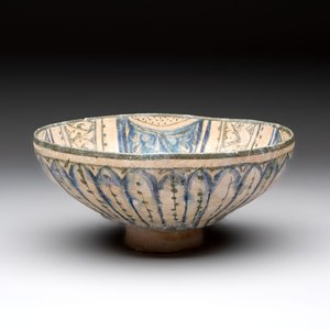 A Sultanabad underglaze-painted pottery bowl, Persia, 13/14th C. — 照片 1