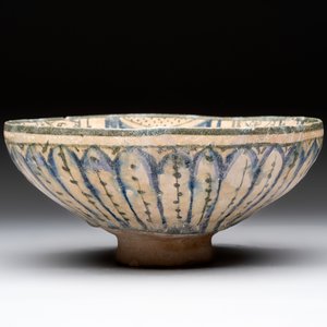 A Sultanabad underglaze-painted pottery bowl, Persia, 13/14th C. — 照片 2