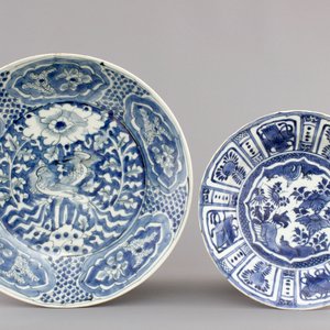 A Swatow dish with phoenixes and a kraak porcelain plate, Ming, Wan-Li, 16/17th C. — photo 1