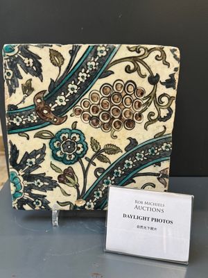 A Syrian Damascus Iznik-style tile with grape and flower scrolls, early 17th C. — photo 1
