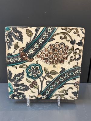 A Syrian Damascus Iznik-style tile with grape and flower scrolls, early 17th C. — photo 2