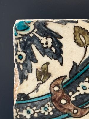 A Syrian Damascus Iznik-style tile with grape and flower scrolls, early 17th C. — photo 3