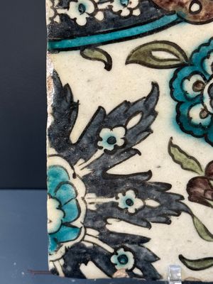 A Syrian Damascus Iznik-style tile with grape and flower scrolls, early 17th C. — photo 4