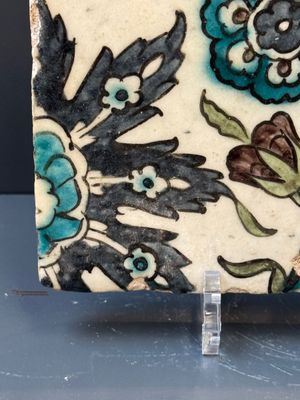A Syrian Damascus Iznik-style tile with grape and flower scrolls, early 17th C. — photo 5