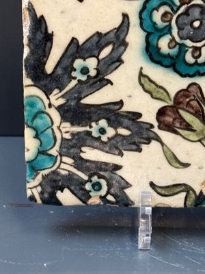A Syrian Damascus Iznik-style tile with grape and flower scrolls, early 17th C. — photo 6