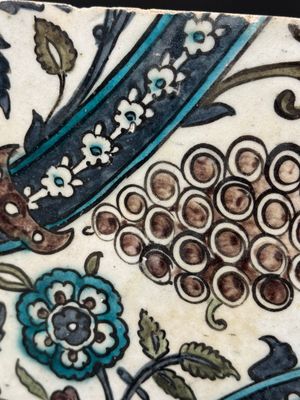 A Syrian Damascus Iznik-style tile with grape and flower scrolls, early 17th C. — photo 7