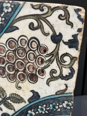 A Syrian Damascus Iznik-style tile with grape and flower scrolls, early 17th C. — photo 8
