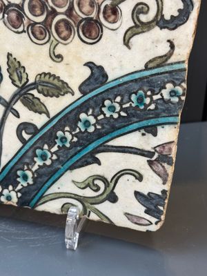 A Syrian Damascus Iznik-style tile with grape and flower scrolls, early 17th C. — photo 9