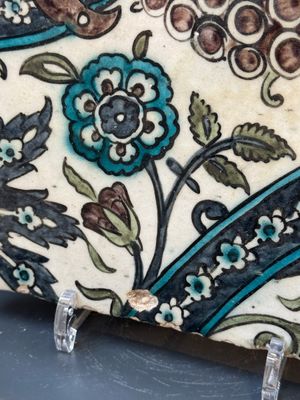 A Syrian Damascus Iznik-style tile with grape and flower scrolls, early 17th C. — photo 10