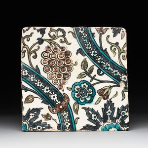 A Syrian Damascus Iznik-style tile with grape and flower scrolls, early 17th C. — photo 1