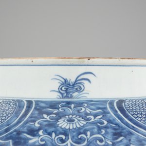 A tall blue and white Chinese porcelain landscape vase, early 18th C. — photo 9